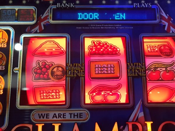 Queen themed fruit machine slot view